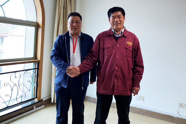 新鄉(xiāng)長(zhǎng)城副總經(jīng)理王德新(左一)與沙鋼集團(tuán)恒樂建材總經(jīng)理陳洪林(右一)合影