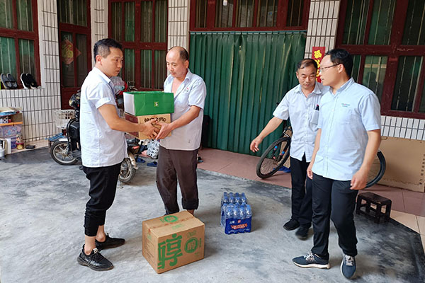 新鄉(xiāng)長(zhǎng)城派代表慰問受災(zāi)的員工