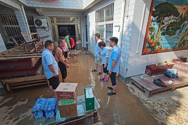 新鄉(xiāng)長(zhǎng)城派代表慰問受災(zāi)的員工