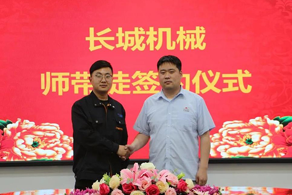 師徒代表上臺簽訂帶教協(xié)議