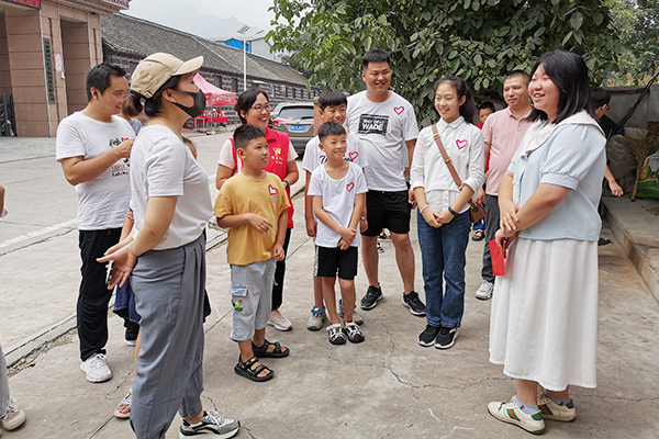 新鄉(xiāng)長城集團愛心家庭攜手輝縣義工“愛心助學，點亮希望”